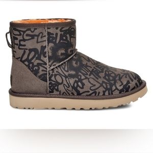 UGG Classic Street graffiti